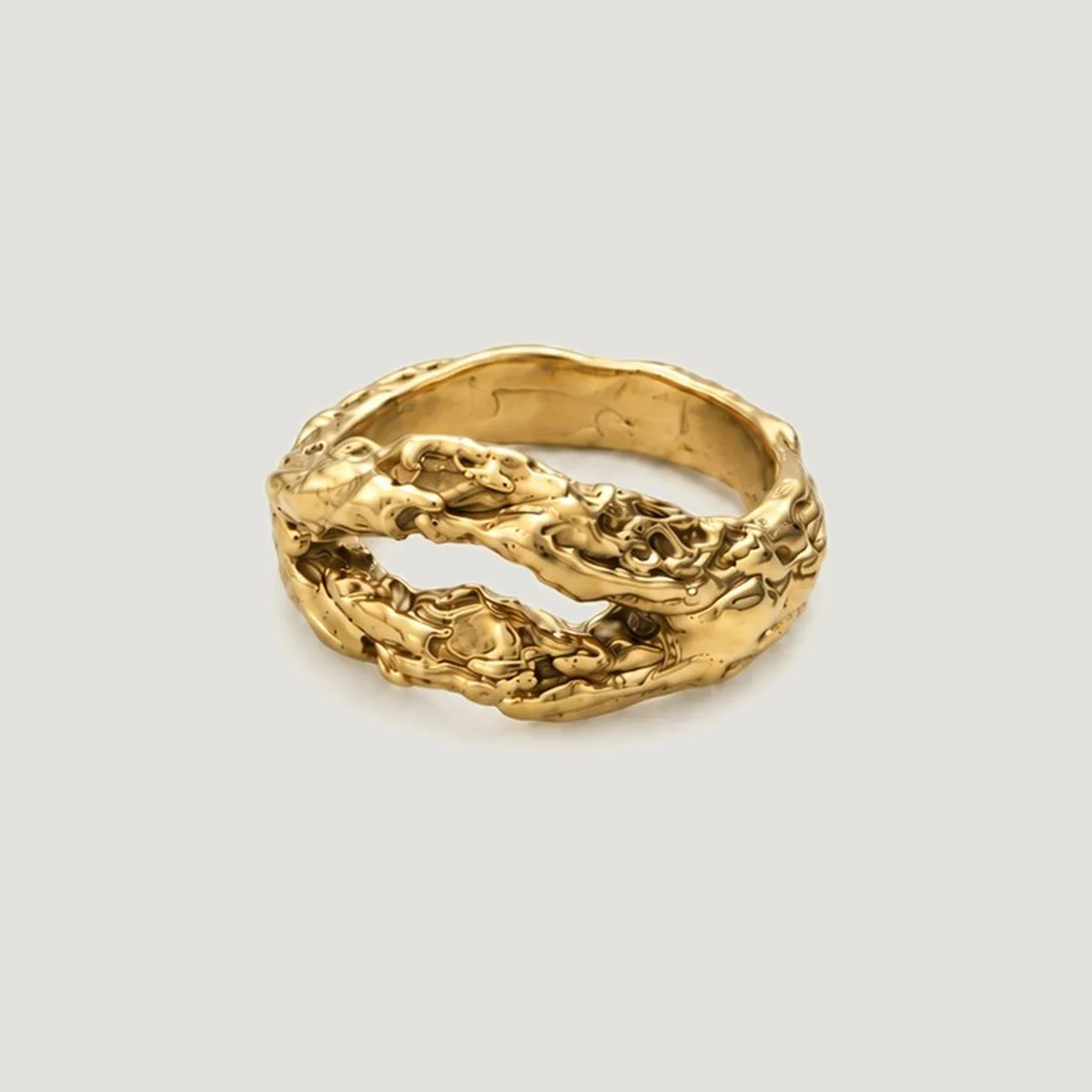 Anillo dorado con textura orgánica, hecho con molde de cera