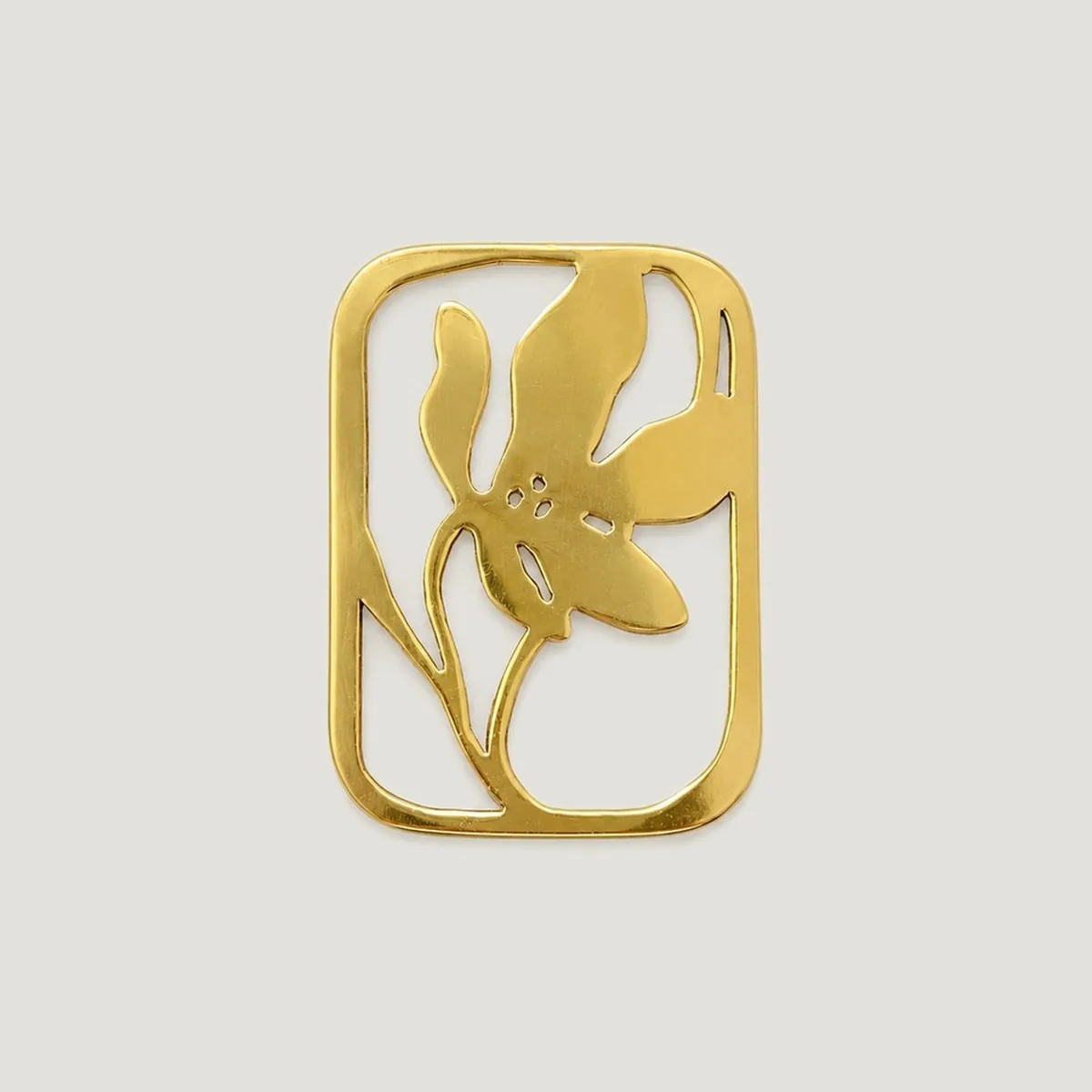 Punto de libro dorado calado con una flor